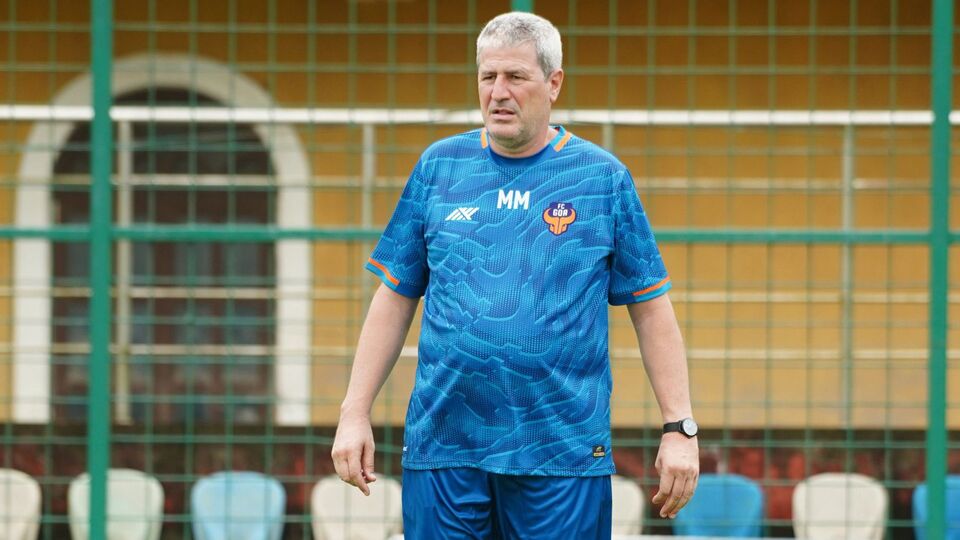 ম্যানোলো মার্কুয়েজ ঘনিষ্টমহলে শেষ কয়েকদিন ধরেই জানিয়েছেন, যে তিনি জাতীয় দলের কোচের পদ থেকে অব্যাহতি চান। একজন কোচ যখন দল ছাড়তে এতটা চেষ্টা করেন, তখন তাঁকে রেখে দেওয়া যে বুদ্ধিমানের কাজ নয় সেকথা ভালোই জানে ফেডারেশন। তাই এআইএফএফের সভাপতি এই নিয়েই এবার নীরবতা ভাঙলেন। ছবি- পিটিআই(PTI)