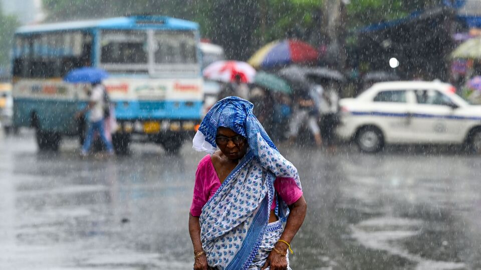 রবিবার দক্ষিণবঙ্গের সব জেলার একটি বা দুটি অংশে বজ্রবিদ্যুৎ-সহ হালকা থেকে মাঝারি বৃষ্টি হবে। তারইমধ্যে উত্তর ২৪ পরগনা, দক্ষিণ ২৪ পরগনা, পূর্ব মেদিনীপুর, পশ্চিম মেদিনীপুর, বীরভূম, মুর্শিদাবাদ এবং নদিয়ায় ঝড়ের বেগ থাকবে ঘণ্টায় ৪০-৫০ কিমি। বাকি জেলাগুলিতে ঘণ্টায় ৩০-৪০ কিমি ঝোড়ো হাওয়া বইবে। প্রতিটি জেলায় হলুদ সতর্কতা জারি করা হয়েছে। (ছবি সৌজন্যে, সমীর জানা/হিন্দুস্তান টাইমস)