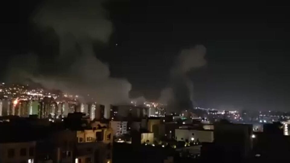 ইজরায়েলি বিমান বাহিনী শুক্রবার ভোর হতে না হতেই ইরানের রাজধানী তেহরানে বিমান হামলা চালিয়েছে। রিপোর্টে দাবি করা হয়েছে, তেহরানের বিভিন্ন জায়গায় বিকট বিস্ফোরণের আওয়াজ শোনা গেছে। ইজরায়েলের প্রতিরক্ষামন্ত্রী ইসরায়েল কাটজ পুরো দেশজুড়ে জরুরি অবস্থা ঘোষণা করেছেন। 