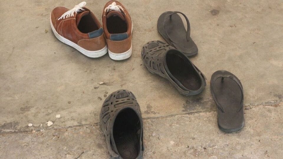 বাড়ির প্রধান বা সদর দরজাকে দেবী লক্ষীর প্রবেশদ্বার বলে মনে করা হয়। তাই এই দ্বারের সামনে জুতো রাখার মানে সেই স্থানটিকে অপবিত্র করা। দেবী লক্ষ্মীর প্রবেশের পথে বাধা তৈরি করে এই অপবিত্রতা। তাই বাড়ির সদর দরজার সামনে জুতোর র‌্যাক না রাখাই ভালো। এতে সংসারের ধনসম্পদে নেতিবাচক প্রভাব পড়ে। অর্থের অভাব ঘটতে পারে সংসারে।