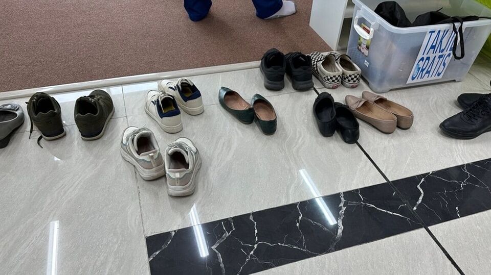 বাড়ির সদর দরজার বাইরে বা ঠিক ভিতরে জুতো রাখার স্ট্যান্ড রাখবেন না। তার বদলে বাস্তুবিশারদদের মতামত, বাড়ির উত্তর, পশ্চিম কিংবা দক্ষিণ-পশ্চিম কোণে জুতো রাখা মঙ্গল। ওই স্থানে একটি জুতোর স্ট্যান্ডও রাখতে পারেন। সেই স্ট্যান্ডেই জুতোটি রাখা ভালো।