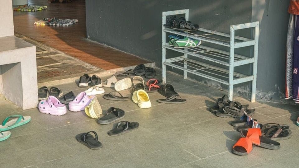 শুধু মূল দরজার বাইরেই নয়, মূল দরজার ভিতরেও জুতো না রাখাই মঙ্গল। অনেকেই মূল দরজার ভিতরে ঢোকার মুখেই জুতোর র‌্যাক রাখেন। এটিও সমান ক্ষতি করে বলে মনে করা হয়। সংসারের সম্পত্তি, সমৃদ্ধির পাশাপাশি সুখও বিঘ্নিত হয়ে থাকে।