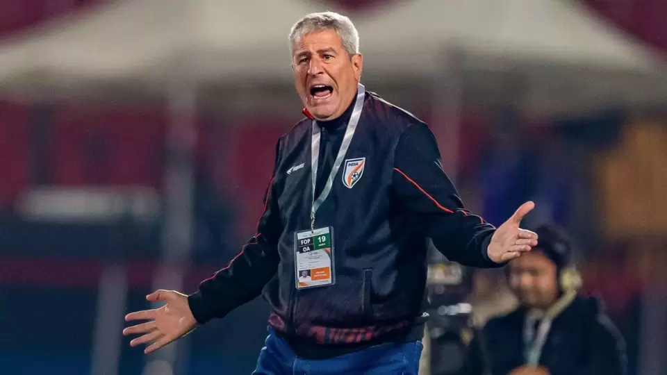 ভারতীয় ফুটবল দলের শেষ কয়েক বছরে পারফরমেন্স একদমই খারাপ। ইগর স্টিম্যাচ যাওয়ার পর এফসি গোয়া থেকে স্প্যানিশ কোচ ম্যানোলো মার্কুয়েজকে কোচ করা হয়েছিল ভারতীয় দলের। সুনীলদের দায়িত্ব তাঁর হাতে তুলে দেওয়া হলেও ১ বছরও টিকছেন না তিনি, আগেই তিনি দল ছাড়তে পারলেন বাঁচেন । ছবি- ইন্ডিয়ান সুপার লিগ