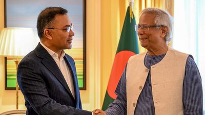 সেই বিতর্কের মধ্যেই লন্ডনে বিএনপির ভারপ্রাপ্ত চেয়ারম্যান তারেক রহমানের সঙ্গে বৈঠক করেছেন বাংলাদেশের অন্তর্বর্তীকালীন সরকারের প্রধান উপদেষ্টা। সূত্রের খবর, আগামী বছর ফেব্রুয়ারির প্রথম দিকেই বাংলাদেশে নির্বাচন আয়োজনের বিষয়ে একমত হয়েছেন ইউনুস এবং তারেক। আগে ইউনুস বলেছিলেন যে এপ্রিলের প্রথমার্ধে ভোট করা হবে। আর এই বছরের ডিসেম্বরের মধ্যে ভোটের সওয়াল করছিলেন তারেকরা। (ছবি সৌজন্যে এএফপি) সেই বিতর্কের মধ্যেই লন্ডনে বিএনপির ভারপ্রাপ্ত চেয়ারম্যান তারেক রহমানের সঙ্গে বৈঠক করেছেন বাংলাদেশের অন্তর্বর্তীকালীন সরকারের প্রধান উপদেষ্টা। সূত্রের খবর, আগামী বছর ফেব্রুয়ারির প্রথম দিকেই বাংলাদেশে নির্বাচন আয়োজনের বিষয়ে একমত হয়েছেন ইউনুস এবং তারেক। আগে ইউনুস বলেছিলেন যে এপ্রিলের প্রথমার্ধে ভোট করা হবে। আর এই বছরের ডিসেম্বরের মধ্যে ভোটের সওয়াল করছিলেন তারেকরা। (ছবি সৌজন্যে এএফপি)