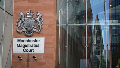 এক যুবতী জানিয়েছেন, ২০০-র বেশি পুরুষের যৌন লালসার শিকার হয়েছিলেন। অপর এক যুবতী জানিয়েছেন, তাঁকে যৌনকর্মী হিসেবে চিহ্নিত করা হত। আদালতে জানানো হয়েছে, দুই কিশোরীকে নির্মমভাবে অত্যাচার করা হত। শহরের বাজারে কাজ করা লোকজন বা ট্যাক্সিচালকদের থাকতে দেওয়া হত তাঁদের। আইনজীবী জানিয়েছেন, গাড়ি, পার্কিং লট, গলি বা পুরনো গুদামঘরের মধ্যে তাঁদের ধর্ষণ করা হত। (ছবিটি প্রতীকী, সৌজন্যে এএফপি) 