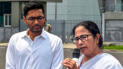 অতীতে এনিয়ে দলের অন্দরেও নানা সময়ে নানা কথা উঠেছে। তবে এবার দলের শীর্ষ নেতৃত্ব আগাম জানিয়ে দিয়েছেন এবার ২১শে জুলাইয়ের প্রচার পোস্টারে কেবলমাত্র মমতা বন্দ্যোপাধ্য়ায়ের ছবিই থাকবে। সেখানে দলের সর্বভারতীয় সাধারণ সম্পাদক অভিষেক বন্দ্যোপাধ্য়ায়ের ছবি থাকবে না। তার কারণও জানিয়ে দিয়েছেন দলের একাধিক নেতৃত্ব।  (PTI)