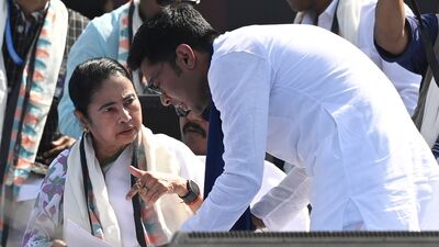 শনিবার ২১শে জুলাই সমাবেশের প্রস্তুতি বৈঠক ডেকেছিল তৃণমূল। সেই বৈঠকের পরে সাংবাদিক বৈঠকে কলকাতা উত্তরের সাংসদ সুদীপ বন্দ্যোপাধ্য়ায় জানিয়েছেন, ক্যামাক স্ট্রিটের দফতর থেকে পেনড্রাইভে ২১শে জুলাই কর্মসূচির যে পোস্টার দেওয়া হয়েছে তাতে শুধু মমতা বন্দ্যোপাধ্যায়ের ছবি রয়েছে। সেই সঙ্গেই তিনি বলেন, অভিষেক বন্দ্যোপাধ্যায় নিজেই বলেছেন উনি যেহেতু ২১শে জুলাইয়ের সেই কর্মসূচিতে ছিলেন না তাই তাঁর ছবি থাকবে না। শুধু মমতা বন্দ্যোপাধ্য়ায়ের ছবিই থাকবে।  (Photo by Samir Jana/ Hindustan Times) (Hindustan Times)