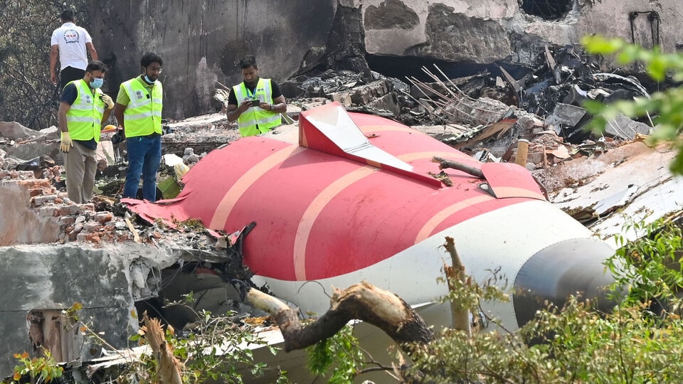 বৃহস্পতিবার দুপুরে আমদাবাদ এয়ার ইন্ডিয়ার ড্রিমলাইনার (এআই-১৭১) বিমানে একরাশ স্বপ্ন নিয়ে ওঠেন গুজরাটের হিম্মতনগরের পায়েল খটিক। কিন্তু টেক-অফের কিছুক্ষণ পরেই আমদাবাদ বিমানবন্দর লাগোয়া এলাকায় ভেঙে পড়ে এয়ার ইন্ডিয়ার বিমান। যাত্রী, পাইলট, বিমানকর্মী-সহ ড্রিমলাইনারে থাকা ২৪২ জনের মধ্যে ২৪১ জনেরই মৃত্যু হয়েছে। ভাগ্যের পরিহাসে মৃত্যু হয়েছে পায়েলেরও। (ছবি সৌজন্যে, রাজ শিন্ডে/হিন্দুস্তান টাইমস)