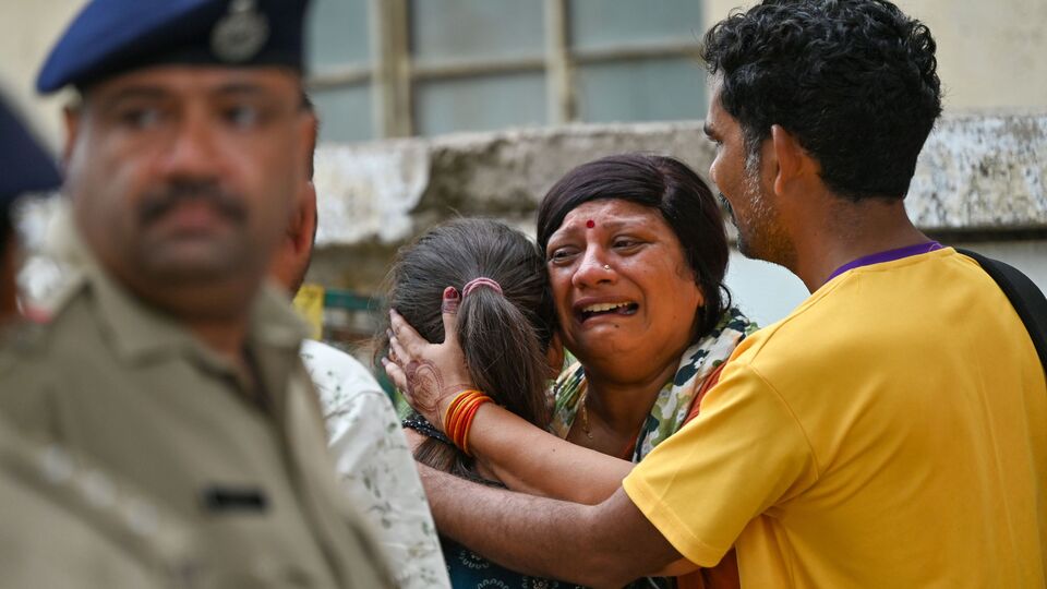 তারইমধ্যে কী কারণে দুর্ঘটনার মুখে পড়েছে এয়ার ইন্ডিয়ার বিমান, তা খতিয়ে দেখতে কেন্দ্রীয় স্বরাষ্ট্র সচিবের নেতৃত্বে একটি উচ্চপর্যায়ের কমিটি গঠন করা হয়েছে। কেন্দ্রীয় সরকারের তরফে জানানো হয়েছে, অন্যান্য যে সব সংস্থা তদন্ত করছে, সেটার বিকল্প হিসেবে তদন্ত কমিটি গঠন করা হয়নি। সেইসঙ্গে ভবিষ্যতে কীভাবে এরকম দুর্ঘটনা রোখা যায়, ওই কমিটি সেই বিষয়টিও খতিয়ে দেখবে বলে কেন্দ্রীয় সরকারের তরফে জানানো হয়েছে। (ছবি সৌজন্যে, রাজ শিন্ডে/হিন্দুস্তান টাইমস)