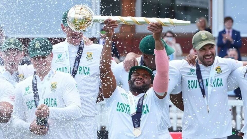 দ্বিতীয় পুরস্কার হলো টেস্ট চ্যাম্পিয়নশিপ জয়ের পুরস্কারের টাকা। এই শিরোপা জয়ের পর দক্ষিণ আফ্রিকার উপর প্রচুর অর্থের বর্ষণ করা হয়েছে। এবার আইসিসি পুরস্কারমূল্য ব্যাপক ভাবে বাড়িয়েছে এবং সেই হিসেবে দক্ষিণ আফ্রিকার দল পেয়েছে ৩.৬ মিলিয়ন ডলার অর্থাৎ প্রায় ৩০ কোটি টাকা। ছবি: পিটিআই