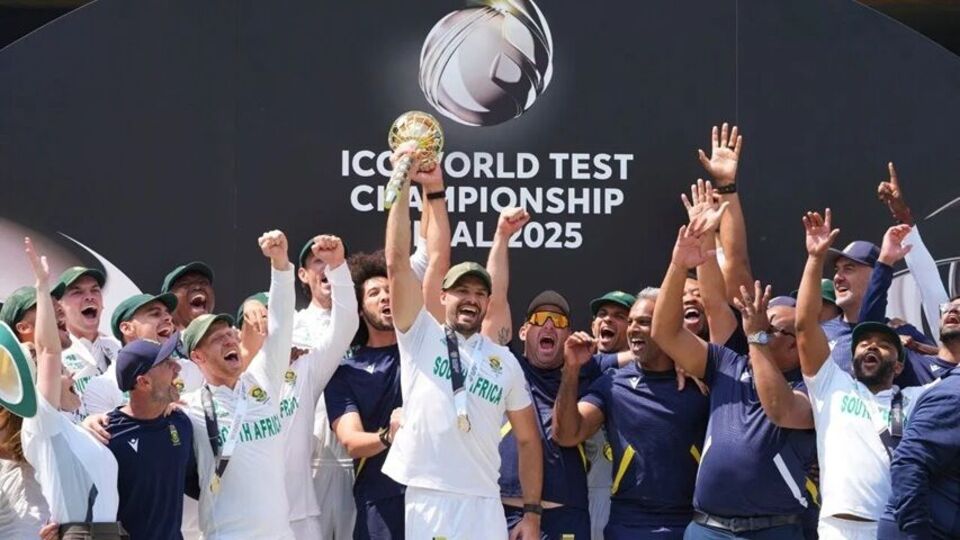 এত বড় এবং ঐতিহাসিক জয়ের জন্য, দক্ষিণ আফ্রিকা আইসিসি থেকে দু'টি বিশেষ পুরষ্কার পেয়েছে, যার মধ্যে একটি হল এই চ্যাম্পিয়নশিপের ট্রফি। ‘আইসিসি টেস্ট মেস’ বেশ কয়েক বছর ধরে এই ফর্ম্যাটের সবচেয়ে বিখ্যাত ট্রফি। ছবি: পিটিআই
