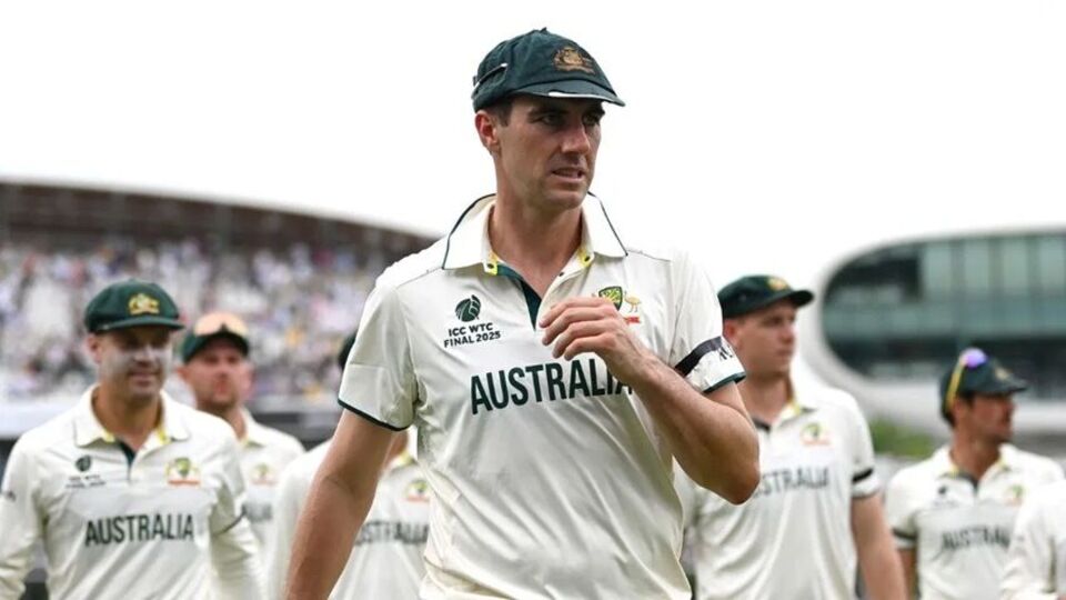 শিরোপা হাতছাড়া করা অস্ট্রেলিয়ান দলটিও বিশাল বড় অঙ্কেরই পুরস্কারমূল্য পেয়েছে। প্যাট কামিন্সের দল চ্যাম্পিয়ন হতে না পারলেও, ২.১৬ মিলিয়ন ডলার অর্থাৎ প্রায় ১৮ কোটি টাকা পুরস্কারের জিতেছে। গত বার যখন অস্ট্রেলিয়া চ্যাম্পিয়ন হয়েছিল, তখন তারা এর চেয়ে কম পেয়েছিল, মাত্র ১২ কোটি টাকা পেয়েছিল। ছবি: গেটি ইমেজেস