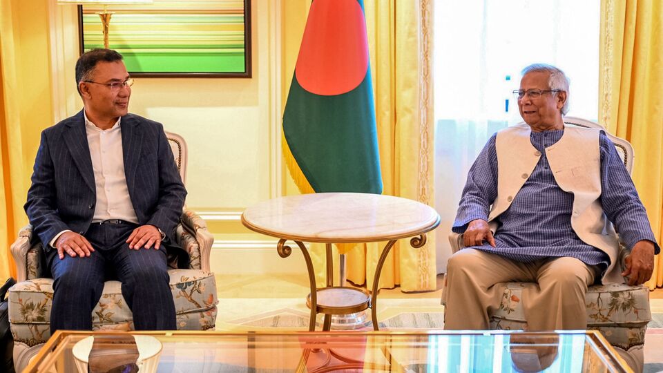 যদিও বাংলাদেশের অন্তর্বর্তীকালীন সরকার এবং বিএনপির মধ্যে যে কায়দায় 'সমঝোতা' হয়েছে, তা নিয়ে উষ্মাপ্রকাশ করেছে একাধিক রাজনৈতিক দল। জাতীয় নাগরিক পার্টি (এনসিপি), জামায়াতে ইসলামির মতো দলের বক্তব্য, ফেব্রুয়ারিতে নির্বাচন নিয়ে তাদের কোনও আপত্তি নেই। কিন্তু স্রেফ একটি রাজনৈতিক দলের সঙ্গে আলোচনা করে কীভাবে নির্বাচনের সময় করতে পারে সরকার, তা নিয়ে প্রশ্ন তুলেছে। (ছবি সৌজন্যে এএফপি)