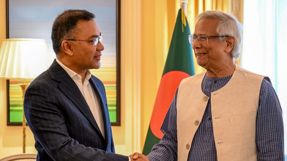 সেই বিতর্কের মধ্যেই লন্ডনে বিএনপির ভারপ্রাপ্ত চেয়ারম্যান তারেক রহমানের সঙ্গে বৈঠক করেছেন বাংলাদেশের অন্তর্বর্তীকালীন সরকারের প্রধান উপদেষ্টা। সূত্রের খবর, আগামী বছর ফেব্রুয়ারির প্রথম দিকেই বাংলাদেশে নির্বাচন আয়োজনের বিষয়ে একমত হয়েছেন ইউনুস এবং তারেক। আগে ইউনুস বলেছিলেন যে এপ্রিলের প্রথমার্ধে ভোট করা হবে। আর এই বছরের ডিসেম্বরের মধ্যে ভোটের সওয়াল করছিলেন তারেকরা। (ছবি সৌজন্যে এএফপি)