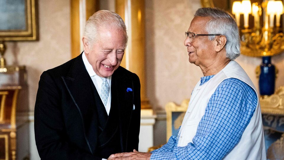 যে টাকা দেবেন, তাঁকে ভোট দেবেন - সেই ধারায় তাঁরা নির্বাচন করতে চান না বলে জানিয়েছেন বাংলাদেশের অন্তর্বর্তীকালীন সরকারের প্রধান উপদেষ্টা। সেইসঙ্গে গণভোটের বিষয়টিও বাংলাদেশের বেশিরভাগ মানুষের উপর দিয়ে যাবে বলেও দাবি করেন ইউনুস। তাঁর দাবি, অধিকাংশ মানুষই সেই বিষয়টি বুঝবেন না। তাঁরা হাসাহাসি করবেন। (ছবি সৌজন্যে এএফপি)