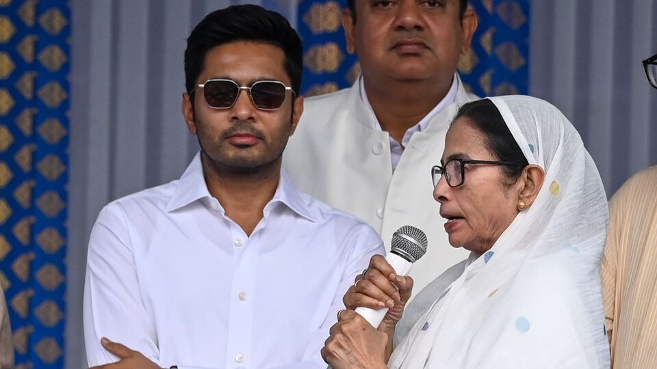 মন্ত্রী ফিরহাদ হাকিম বলেন, অভিষেক বলেছেন ২১শে জুলাইতে আমি ছিলাম না। তাই অভিষেকের ছবি থাকবে না। সেখানে মমতা বন্দ্যোপাধ্যায়ের নেতৃত্বে তোমরা ছিলে। এখানে মমতা বন্দ্যোপাধ্য়ায়ের ছবি থাকবে। পরবর্তীকালে সাধারণ সম্পাদক খুব ভালোভাবে পার্টিটাকে চালাচ্ছেন। ফাইল ছবি (Photo by Samir Jana/ Hindustan Times)(Hindustan Times)