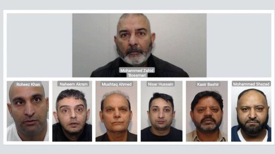 দুই কিশোরীকে 'যৌনদাসী' করে রেখে বছরের পর বছর ধরে ধর্ষণের দায়ে পাকিস্তানি বংশোদ্ভূত একাধিক ব্যক্তিকে দোষীসাব্যস্ত করল ইংল্যান্ডের আদালত। যে সাতজনকে দোষীসাব্যস্ত করা হয়েছে, তাদের মধ্যে একজন পলাতক। বাকিরা জেলেই আছে। আদালত জানিয়েছে, পরবর্তীতে তাদের শাস্তির মেয়াদ ঘোষণা করা হবে। আর সেই শাস্তির মেয়াদটা দীর্ঘ হবে বলেও হুঁশিয়ারি দিয়েছেন বিচারক। (ফাইল ছবি, সৌজন্যে এক্স @emmanuelomenejo)