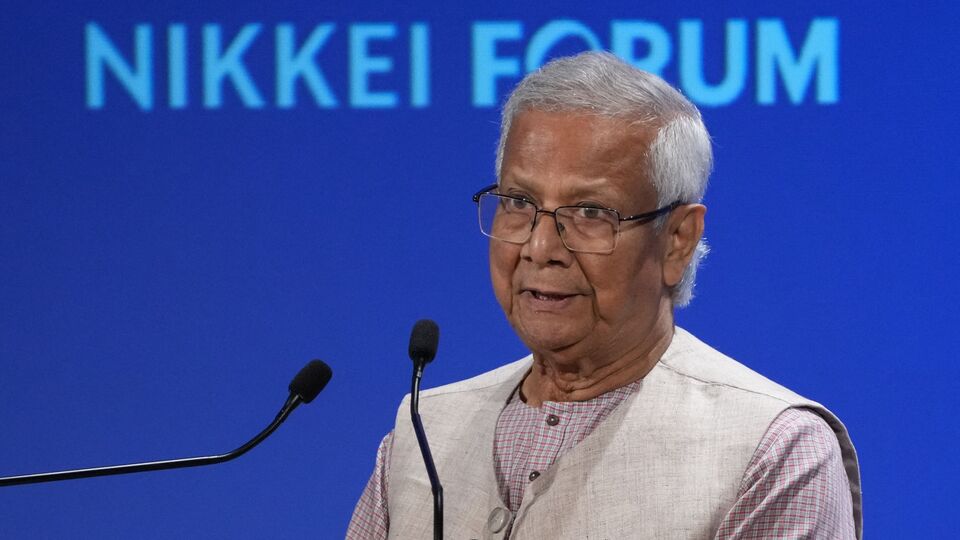 নিজের দেশের মানুষদেরই কি অপমান করলেন বাংলাদেশের অন্তর্বর্তীকালীন সরকারের প্রধান উপদেষ্টা মহম্মদ ইউনুস? তাঁর একটি মন্তব্যের পরে সেই প্রশ্ন উঠতে শুরু করেছে। লন্ডন সফরের মধ্যেই ইউনুস দাবি করেন, বাংলাদেশের জনগণ টাকা খেয়ে ভোট দেন। যাই বলা হোক না কেন, তাঁরা বলে দেবেন, যে টাকা দেবেন, তাঁর পক্ষে ভোট দেবেন। (ফাইল ছবি, সৌজন্যে এএফপি)