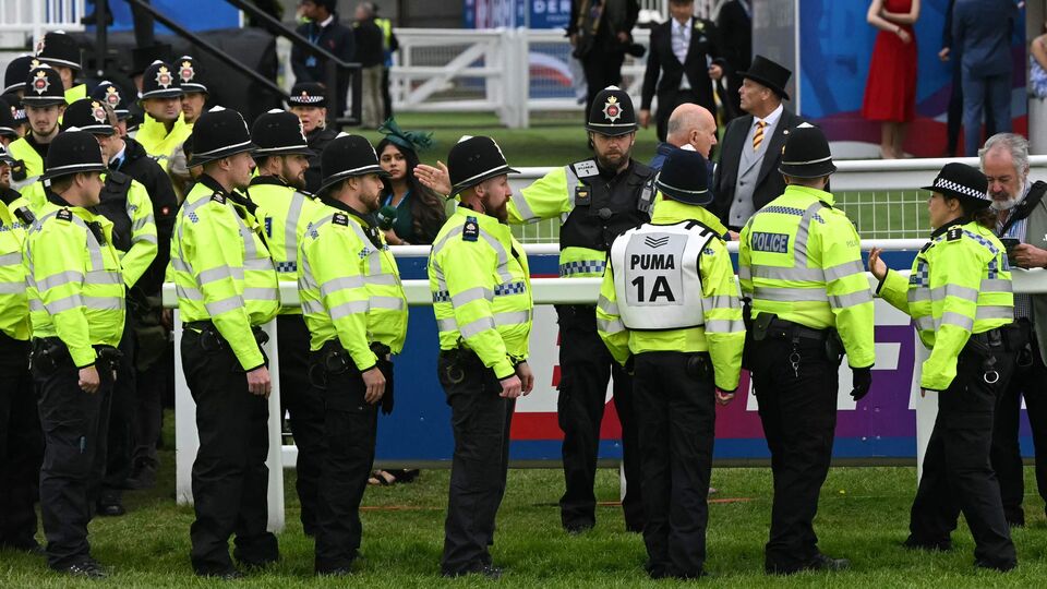 ওই দুই যুবতীর উপরে যে ভয়াবহ অত্যাচার চলেছিল, তা একেবারেই বিচ্ছিন্ন ঘটনা নয়। সংবাদসংস্থা এএফপির প্রতিবেদন অনুযায়ী, দশকের পর দশক ধরে ইংল্যান্ডের বিভিন্ন শহরে হাজার-হাজার কিশোরী বা তরুণীকে ধর্ষণ করেছে এরকম লোকেরা। তারা মূলত শ্বেতাঙ্গ মেয়েদের টার্গেট করত, যারা শ্রমজীবী পরিবারের সদস্য হত। আর পরিবারে কোনও সমস্যা থাকত। (ছবিটি প্রতীকী, সৌজন্যে এএফপি)