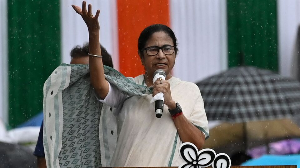 গোটা রাজ্যের তৃণমূলের একেবারে তৃণমূলস্তরের কর্মীরাও এই দিনটার দিকে তাকিয়ে থাকেন। তবে গত কয়েকবছর ধরেই এই কর্মসূচির আগে একটা বিষয় নিয়ে বিতর্ক দানা বাঁধে। সেটা হল ২১শে জুলাইয়ের মঞ্চে থাকে না অভিষেক বন্দ্যোপাধ্যায়ের ছবি। (Photo by Samir Jana/ Hindustan Times)(Hindustan Times)