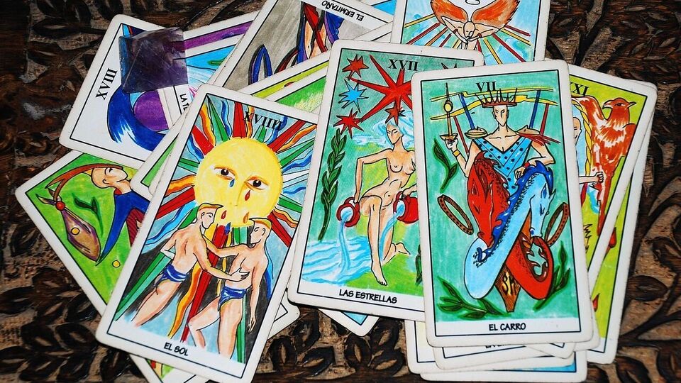 কুম্ভ: ট্যারো কার্ডের হিসাব থেকে বোঝা যায় যে কুম্ভ রাশির জাতকদের জন্য এই সপ্তাহের বিশেষত্ব হবে সৃজনশীলতা এবং সামাজিক যোগাযোগ। একটি নতুন প্রকল্প বা যোগাযোগ আপনার ক্যারিয়ারকে উপকৃত করতে পারে। পুরনো বন্ধুদের সঙ্গে দেখা এবং আলোচনা আপনাকে একটি নতুন দিক-নির্দেশনা দিতে পারে। ব্যক্তিগত জীবনেও ভালো পরিবর্তন সম্ভব। আপনি মানসিকভাবে সতেজ বোধ করবেন এবং নতুন কিছু করার জন্য প্রস্তুত থাকবেন।