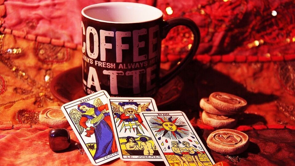 বৃশ্চিক: ট্যারো কার্ডের হিসাব থেকে দেখা যাচ্ছে যে এই সপ্তাহটি বৃশ্চিক রাশির জাতকদের জন্য খুবই শুভ হতে চলেছে। আপনার পুরনো প্রচেষ্টাকে বাস্তব রূপ দেওয়ার সময় এসেছে। পুরানো বন্ধুদের সঙ্গে দেখা আপনাকে একটি নতুন দিকনির্দেশনা দিতে পারে। আপনার অভ্যন্তরীণ নিরাপত্তাহীনতা নিয়ন্ত্রণে রাখুন। ধৈর্য এবং প্রজ্ঞার সঙ্গে নেওয়া পদক্ষেপগুলি আপনার পক্ষে যাবে। আপনার পরিকল্পনাগুলি এখন বাস্তব রূপ নিতে পারে।