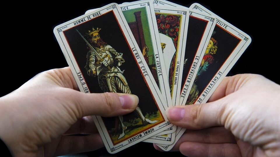 মকর: ট্যারো কার্ডের হিসাব থেকে বোঝা যায় যে এই সপ্তাহে মকর রাশির জাতক জাতিকার জন্য দায়িত্বের বোঝা বাড়তে পারে, তবে আপনি তা সফলভাবে পূরণ করবেন। সাবধানতার সঙ্গে সিদ্ধান্ত নিন। পরিবার এবং পেশাদার জীবনের মধ্যে ভারসাম্য বজায় রাখা প্রয়োজন। কিছু পুরানো কাজ সম্পন্ন হতে পারে। আপনার পরিপক্ক চিন্তাভাবনা আপনাকে প্রতিটি চ্যালেঞ্জ কাটিয়ে উঠতে সাহায্য করবে। এই সপ্তাহটি আপনার জন্য স্থিতিশীল কিন্তু চিত্তাকর্ষক হবে।