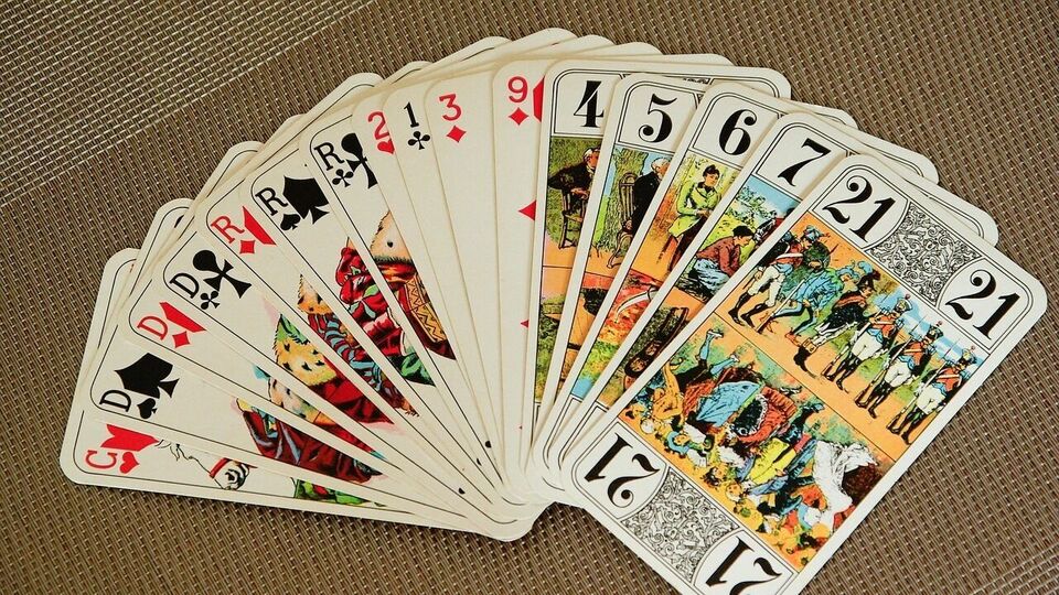 সিংহ: ট্যারো কার্ডের হিসাব বলছে যে সিংহ রাশির জাতকদের জন্য এই সপ্তাহে আপনার আত্মবিশ্বাস খুব শক্তিশালী হবে। নতুন দায়িত্ব পেতে পারেন, যা আপনাকে নেতৃত্ব দেওয়ার সুযোগ দেবে। আপনাকে কিছু গুরুত্বপূর্ণ সিদ্ধান্তও নিতে হতে পারে। আপনি সহকর্মীদের সঙ্গে সুসম্পর্ক বজায় রাখবেন। আপনি আপনার বক্তব্য কার্যকরভাবে উপস্থাপন করতে সক্ষম হবেন। ব্যক্তিগত জীবনে অহংকার এড়ানো গুরুত্বপূর্ণ। ধৈর্য এবং বোধগম্যতার মাধ্যমে আপনি সম্মান পাবেন।