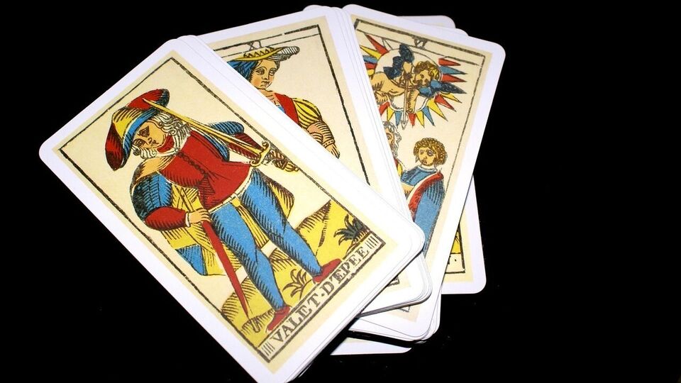 মেষ: ট্যারো কার্ডের হিসাব বলছে যে মেষ রাশির জাতকদের জন্য, এই সপ্তাহটি নতুন সম্ভাবনা এবং উৎসাহে পূর্ণ হবে। আপনি যে সুযোগ এর জন্য দীর্ঘদিন ধরে অপেক্ষা করছিলেন, তা এখন আপনার সামনে আসতে পারে। আপনি কেরিয়ারে নতুন দায়িত্ব পেতে পারেন, যা আপনার সম্ভাবনাকে তুলে ধরবে। পুরানো আটকে থাকা কাজ আবার গতি পেতে পারে। সম্পর্কের ক্ষেত্রে নতুনত্ব আনতে, পুরনো মতভেদ ভুলে যাওয়া প্রয়োজন। আত্মবিশ্বাসের সঙ্গে নেওয়া সিদ্ধান্ত ভবিষ্যতে লাভজনক হবে। নতুন পরিচিতিও উপকারী প্রমাণিত হতে পারে।