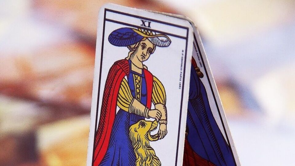 মিথুন: ট্যারো কার্ডের গণনা বলছে যে মিথুন রাশির জাতকদের জন্য, এই সপ্তাহে আপনার শক্তি এবং কার্যকলাপ দুর্দান্ত থাকবে। আপনার নমনীয়তা পরিবর্তনগুলি গ্রহণে সহায়তা করবে। আপনি বন্ধুবান্ধব এবং সহকর্মীদের কাছ থেকে সমর্থন পাবেন। ব্যক্তিগত জীবনের জটিলতাগুলি কথোপকথনের মাধ্যমে সমাধান করা যেতে পারে। আপনার মধ্যে নতুন ধারণার জন্ম হবে, যা আপনার সামনের পথ নির্ধারণ করবে।