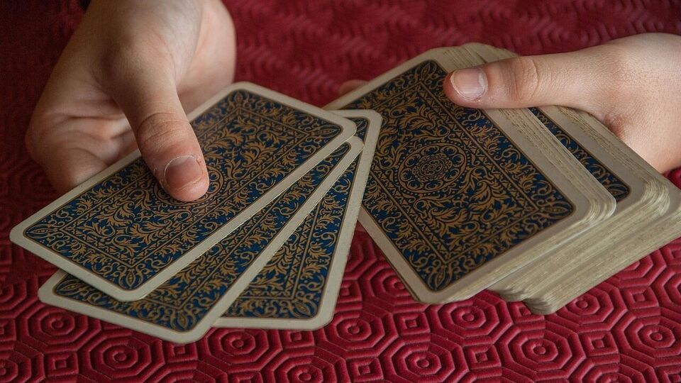 কর্কট: ট্যারো কার্ডের হিসাব বলছে যে এই সপ্তাহটি আত্মদর্শন এবং মানসিক গভীরতার সঙ্গে যুক্ত হবে। কিছু অসম্পূর্ণ কাজ সম্পন্ন হওয়ার লক্ষণ রয়েছে। পরিবারের সঙ্গে সময় কাটালে মানসিক ভারসাম্য বজায় রাখতে সাহায্য করবে। কর্মক্ষেত্রে গতি ধীর হতে পারে, তবে ধৈর্যের সঙ্গে করলে সবকিছু ঠিকঠাক থাকবে। কিছু পুরানো স্মৃতি আবেগকে প্রভাবিত করতে পারে। স্বাস্থ্যের বিশেষ যত্ন নিন।