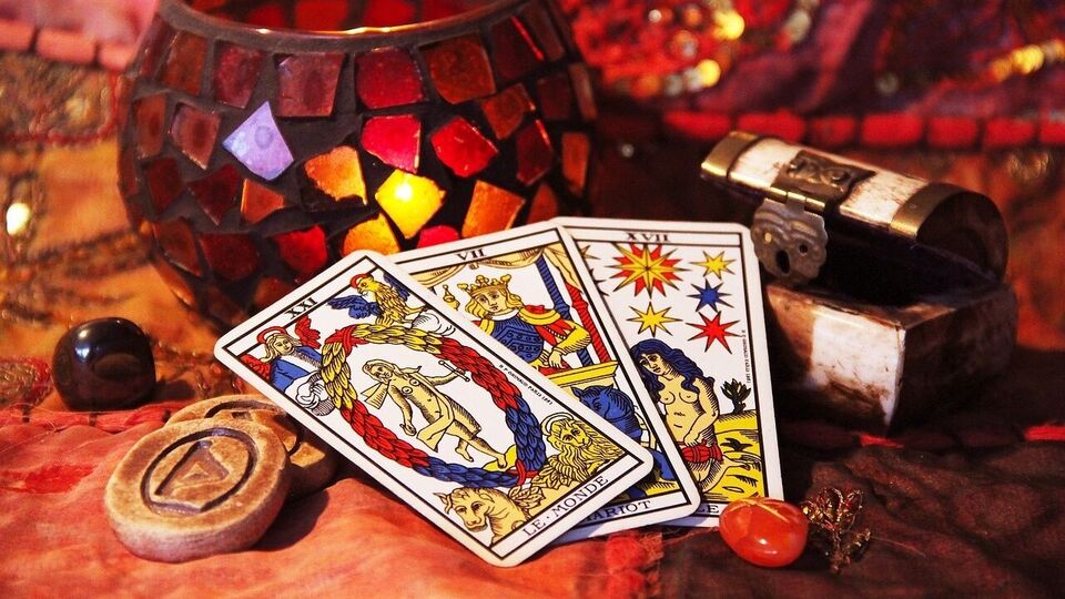 বৃষ: ট্যারো কার্ডগুলি বলে যে বৃষ রাশির জাতকদের জন্য সপ্তাহের শুরুটি একটু ধীর কিন্তু চিন্তায় পূর্ণ হতে পারে। আর্থিক অবস্থা স্থিতিশীল থাকবে, তবে কোনও বড় বিনিয়োগ করার আগে পুঙ্খানুপুঙ্খ তদন্ত করুন। পারিবারিক দায়িত্ব পালন করতে হতে পারে। পুরনো সমস্যাগুলি আবার আসতে পারে, তবে এবার আপনি পরিপক্কতার সঙ্গে সেগুলি সমাধান করতে সক্ষম হবেন। মানসিক ভারসাম্য আপনার সবচেয়ে বড় শক্তি হবে। ধৈর্য এবং বোঝাপড়ার সঙ্গে সম্পর্কের মধ্যে ঘনিষ্ঠতা বৃদ্ধি পাবে।