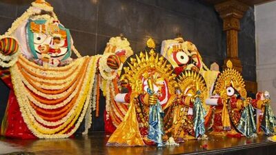 ভগবান জগন্নাথের কাঠের মূর্তি: ভগবান জগন্নাথের মূর্তি কাঠ দিয়ে তৈরি, যা অন্যান্য দেব-দেবীর পাথর বা ধাতব মূর্তি থেকে আলাদা। এগুলি নীলমাধব নামেও পরিচিত। ভগবান জগন্নাথের সঙ্গে, তাঁর বড় ভাই বলভদ্র এবং বোন সুভদ্রার মূর্তিও বসানো হয়। এই মূর্তিগুলি প্রতি ১২ বছর অন্তর একটি বিশেষ ঐতিহ্যের অধীনে পরিবর্তন করা হয়, যাকে নবকলেবর বা নবকলশ উৎসব বলা হয়। এই প্রক্রিয়ায়, পুরানো নিয়ম এবং পদ্ধতি অনুসারে নতুন মূর্তি প্রস্তুত করা হয়। (HT_PRINT)
