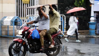 এদিকে উত্তরবঙ্গেও বৃষ্টি জারি থাকবে প্রায় সব জেলাতেই। তার মধ্যে ১৮ তারিখ ভারী বৃষ্টি হতে পারে দক্ষিণ দিনাজপুর এবং মালদায়। ১৯ তারিখ ভারী বৃষ্টির সম্ভাবনা আছে দার্জিলিং, উত্তর ও দক্ষিণ দিনাজপুরে। এরপর ২০ এবং ২১ জুন উত্তরঙ্গের দার্জিলিং, জলপাইগুড়ি এবং উত্তর দিনাজপুরে ভারী বৃষ্টি হতে পারে।   (Debajyoti Chakraborty)