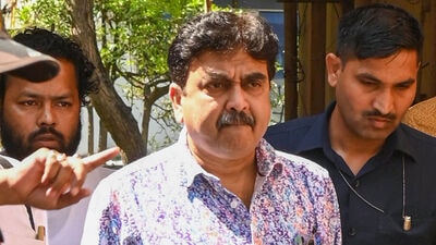 রিপোর্টে জানা গিয়েছে, বর্তমানে আইসিইউতে রাখা হয়েছে তাঁকে। গ্যাস্ট্রোইনটেস্টাইনাল (জিআই) সেপসিসের সংক্রমণে আক্রান্ত হয়েছেন প্রাক্তন বিচারপতি। গ্যাস্ট্রোইনটেস্টাইনাল সেপসিস হল একটি গুরুতর অবস্থা যেখানে পরিপাকতন্ত্রের (গ্যাস্ট্রোইনটেস্টাইনাল বা জিআই ট্র্যাক্ট) সংক্রমণের কারণে সেপসিস হয়। সেপসিস হল শরীরের একটি মারাত্মক প্রতিক্রিয়া যা সংক্রমণের বিরুদ্ধে লড়াই করার জন্য শরীরের স্বাভাবিক প্রতিক্রিয়া থেকে হতে পারে। রিপোর্টে জানা গিয়েছে, বর্তমানে আইসিইউতে রাখা হয়েছে তাঁকে। গ্যাস্ট্রোইনটেস্টাইনাল (জিআই) সেপসিসের সংক্রমণে আক্রান্ত হয়েছেন প্রাক্তন বিচারপতি। গ্যাস্ট্রোইনটেস্টাইনাল সেপসিস হল একটি গুরুতর অবস্থা যেখানে পরিপাকতন্ত্রের (গ্যাস্ট্রোইনটেস্টাইনাল বা জিআই ট্র্যাক্ট) সংক্রমণের কারণে সেপসিস হয়। সেপসিস হল শরীরের একটি মারাত্মক প্রতিক্রিয়া যা সংক্রমণের বিরুদ্ধে লড়াই করার জন্য শরীরের স্বাভাবিক প্রতিক্রিয়া থেকে হতে পারে।