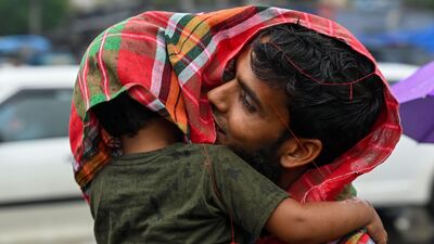 এরপর ১৬ ভারী বৃষ্টি হতে পারে দক্ষিণ ২৪ পরগনা, পূর্ব ও পশ্চিম মেদিনীপুর। এরপর ১৭ জুন ভারী বৃষ্টি হতে পারে দক্ষিণ ২৪ পরগনা, পূর্ব ও পশ্চিম মেদিনীপুর,  ঝাড়গ্রাম, পুরুলিয়া, বাঁকুড়া, পূর্ব বর্ধমান, পশ্চিম বর্ধমানে। তারপর ১৮ তারিখ ভারী বৃষ্টি হতে পারে উত্তর ও দক্ষিণ ২৪ পরগনা, বাঁকুড়া, পূর্ব ও পশ্চিম বর্ধমান এবং নদিয়ায়। এরপর ১৯, ২০ এবং ২১ জুন ভারী বৃষ্টি হতে পারে বীরভূম এবং মুর্শিদাবাদে। এছাড়া প্রতিদিনই সব জেলায় কোথাও না কোথাও বৃষ্টি হতে পারে।   (Hindustan Times)