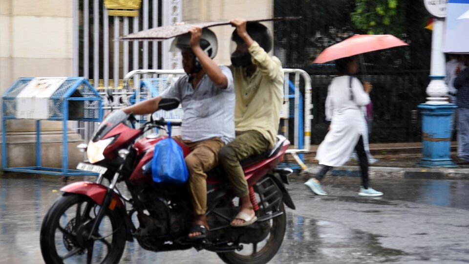 এদিকে উত্তরবঙ্গেও বৃষ্টি জারি থাকবে প্রায় সব জেলাতেই। তার মধ্যে ১৮ তারিখ ভারী বৃষ্টি হতে পারে দক্ষিণ দিনাজপুর এবং মালদায়। ১৯ তারিখ ভারী বৃষ্টির সম্ভাবনা আছে দার্জিলিং, উত্তর ও দক্ষিণ দিনাজপুরে। এরপর ২০ এবং ২১ জুন উত্তরঙ্গের দার্জিলিং, জলপাইগুড়ি এবং উত্তর দিনাজপুরে ভারী বৃষ্টি হতে পারে। (Debajyoti Chakraborty)
