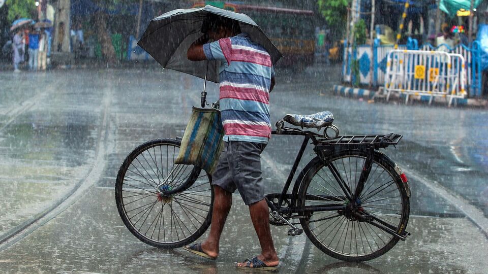 ১৬ জুন কলকাতা, হাওড়া, হুগলি, উত্তর ২৪ পরগনা, দক্ষিণ ২৪ পরগনা, পূর্ব মেদিনীপুর, পশ্চিম মেদিনীপুর, ঝাড়গ্রাম, পুরুলিয়া, বাঁকুড়া, পূর্ব বর্ধমান, পশ্চিম বর্ধমান, বীরভূম, মর্শিদবাদ এবং নদিয়ায় বজ্রপাত সহ হালকা থেকে মাঝারি বৃষ্টি হতে পারে। এ রমধ্যে ভারী বৃষ্টিপাত হতে পারে উত্তর ও দক্ষিণ ২৪ পরগনা, পূর্ব ও পশ্চিম মেদিনীপুরে। বাকি জেলাগুলিতে ঝোড়ো হাওয়া বইতে পারে। এই আবহে দক্ষিণের সব জেলাতেই জারি আছে হলুদ সতর্কতা। (saikat paul)