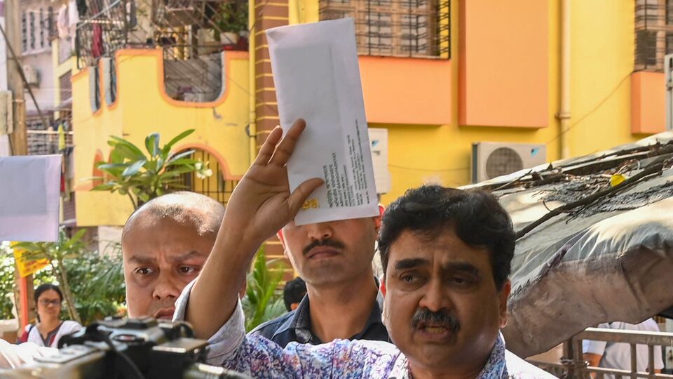 হাসপাতালের চিকিৎসকরা জানাচ্ছেন, পেটের সমস্যা ছাড়াও কয়েকটি অন্য জটিলতা রয়েছে ৬২ বছর বয়সি সাংসদের। প্রাথমিকভাবে মনে করা হচ্ছে, গরম ও খাদ্যাভ্যাসের গোলমাল থেকে এই সমস্যা হয়ে থাকতে পারে অভিজিৎ গঙঅগোপাধ্যায়ের। মেডিসিন ও সার্জারি দু’টি বিভাগের চিকিৎসক দলই তাঁর চিকিৎসায় যুক্ত হয়েছেন বলে খবর। 