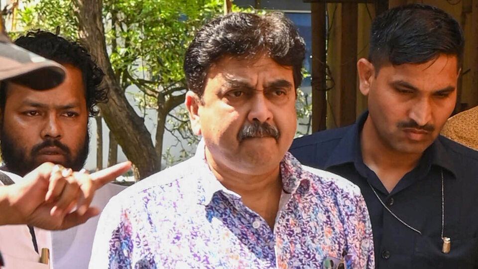 রিপোর্টে জানা গিয়েছে, বর্তমানে আইসিইউতে রাখা হয়েছে তাঁকে। গ্যাস্ট্রোইনটেস্টাইনাল (জিআই) সেপসিসের সংক্রমণে আক্রান্ত হয়েছেন প্রাক্তন বিচারপতি। গ্যাস্ট্রোইনটেস্টাইনাল সেপসিস হল একটি গুরুতর অবস্থা যেখানে পরিপাকতন্ত্রের (গ্যাস্ট্রোইনটেস্টাইনাল বা জিআই ট্র্যাক্ট) সংক্রমণের কারণে সেপসিস হয়। সেপসিস হল শরীরের একটি মারাত্মক প্রতিক্রিয়া যা সংক্রমণের বিরুদ্ধে লড়াই করার জন্য শরীরের স্বাভাবিক প্রতিক্রিয়া থেকে হতে পারে। 