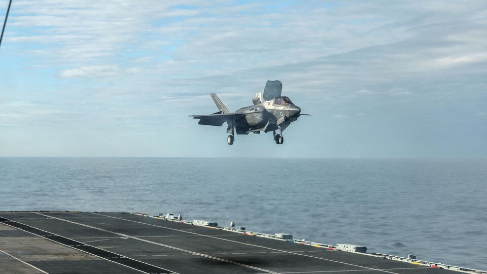 একটি সূত্র জানিয়েছে, এফ-৩৫ যুদ্ধবিমানটি জরুরি অবতরণের অনুমতি চাওয়ার পরপরই তিরুবনন্তপুরম আন্তর্জাতিক বিমানবন্দরে জরুরি অবস্থা জারি করা হয়েছিল। এরপরে নির্বিঘ্ন ও নিরাপদে যুদ্ধবিমানটি কেরলের রাজধানীতে অবতরণ করে। এই গোটা বিষয়টি নিশ্চিত করেছে বিমানবন্দর কর্তৃপক্ষ। (প্রতীকী ছবি)(via REUTERS)