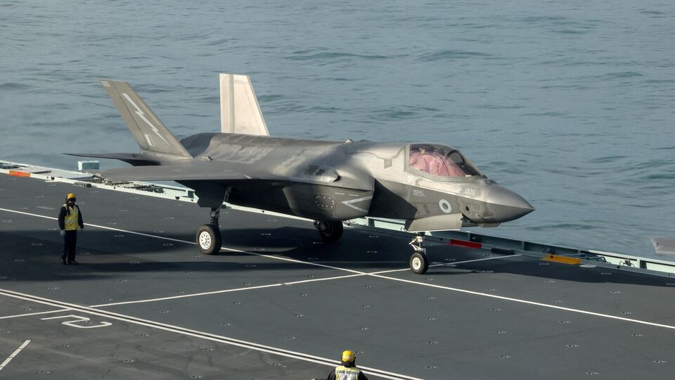 ব্রিটিশ যুদ্ধবিমানটি আপাতত বিমানবন্দরেই রাখা হয়েছে বলে জানা গেছে। সূত্র মারফত জানা গিয়েছে, 'পাইলট জ্বালানি কম দেখে অবতরণের অনুমতি চান। এরপর তিরুবনন্তপুরম আন্তর্জাতিক বিমানবন্দর সেই অনুমতি দেয়। সবকিছু দ্রুত এবং পেশাদারিত্বের সাথে পরিচালনা করা হয়েছিল। (প্রতীকী ছবি)(via REUTERS)