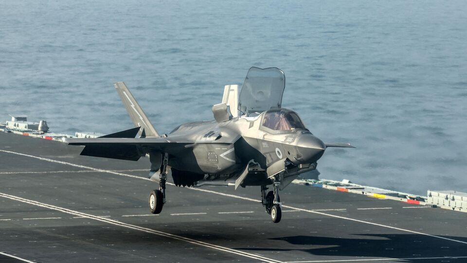 পিটিআই সূত্রের খবর, কেন্দ্রীয় সরকারের সংশ্লিষ্ট কর্তৃপক্ষের অনুমোদন পেলেই রিফুয়েলিং করা হবে সেই যুদ্ধবিমানে। একটি ব্রিটিশ বিমানবাহী রণতরী থেকে টেকঅফ করেছিল এই বিমানটি। শনিবার রাত সাড়ে ৯টার দিকে নিরাপদে সেটি তিরুবনন্তপুরমে অবতরণ করেছে বলে জানা গিয়েছে। (প্রতীকী ছবি)(via REUTERS)