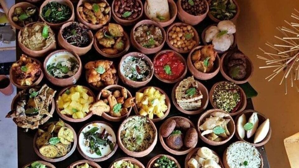 ভগবান জগন্নাথের মহাপ্রসাদ: পুরীর ভগবান জগন্নাথ মন্দিরে নিবেদিত ভোগকে মহাপ্রসাদ বলা হয়। এই প্রসাদ ভগবান জগন্নাথ, তাঁর ভাই বলভদ্র এবং বোন সুভদ্রাকে নিবেদন করার পর ভক্তদের মধ্যে বিতরণ করা হয়। মহাপ্রসাদ অত্যন্ত পবিত্র বলে বিবেচিত হয় এবং এটি খাওয়ার ফলে ঈশ্বরের বিশেষ আশীর্বাদ পাওয়া যায়।(@Nidhi7007/X )