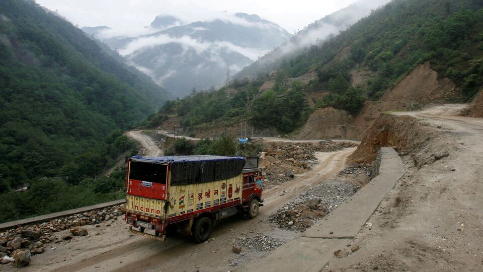 এই মহাসড়কের আড়োয়া-খুপা-হায়লিয়াং অংশের মনপানি অংশেও পরিস্থিতি ভালো নয়। এ কারণে সমস্যায় পড়ছেন স্থানীয়রা। একই সঙ্গে চিন সীমান্ত সংলগ্ন কৌশলগতভাবে গুরুত্বপূর্ণ এলাকায় পৌঁছনোও কঠিন হয়ে পড়েছে। রাস্তা বন্ধ থাকায় দূরের কিবিথু ও ছাগলগাঁওয়ে পৌঁছানো কঠিন হয়ে পড়েছে। (REUTERS)