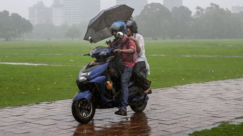 আজ কলকাতা, হাওড়া, হুগলি, উত্তর ২৪ পরগনা, দক্ষিণ ২৪ পরগনা, পূর্ব মেদিনীপুর, পশ্চিম মেদিনীপুর, ঝাড়গ্রাম, পুরুলিয়া, বাঁকুড়া, পূর্ব বর্ধমান, পশ্চিম বর্ধমান, বীরভূম, মর্শিদবাদ এবং নদিয়ায় বজ্রপাত সহ হালকা থেকে মাঝারি বৃষ্টি হতে পারে। এরই সঙ্গে ঝোড়ো হাওয়া বইতে পারে জেলাগুলির বহু জায়গায়। এই আবহে দক্ষিণবঙ্গের সব জেলাতেই জারি করা হয়েছে হলুদ সতর্কতা। এদিকে দক্ষিণে পারদ কমবে ২ থেকে ৪ ডিগ্রি। আগামী কয়েকদিন আবার ভারী বৃষ্টির সতর্কতাও জারি থাকবে কলকাতা লাগোয়া জেলাগুলিতে। (AFP)