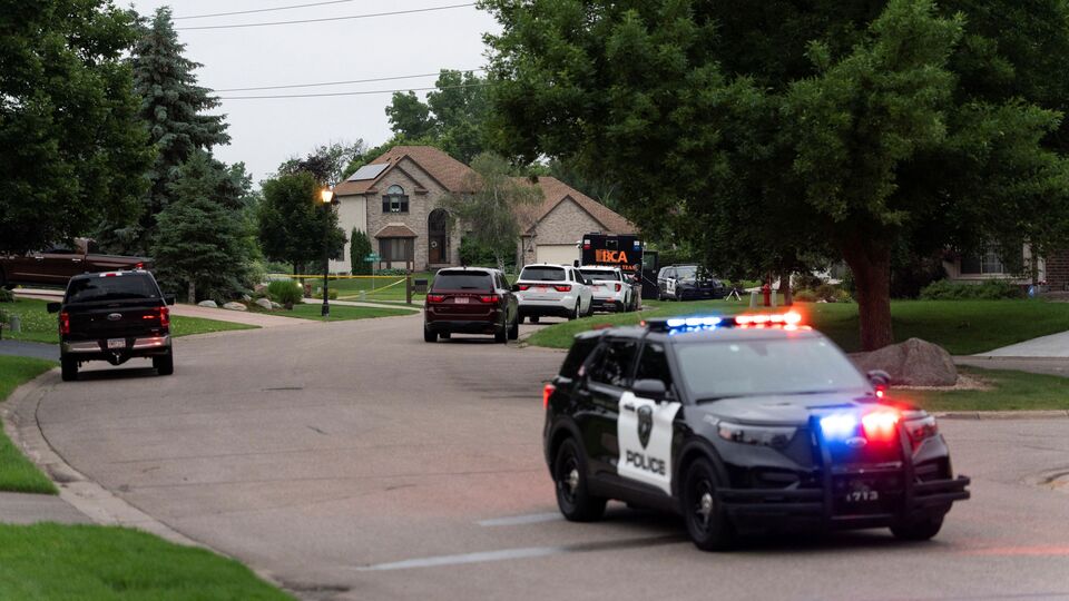 এদিকে নিজেদের বাড়িতে একই ধরনের হামলায় গুরুতরভাবে জখম হয়েছেন সেনেটর জন হফম্যান (ডেমোক্র্যাট - চ্যাম্পলিন) ও তাঁর স্ত্রী ইভেট। তাঁদের হাসপাতালে ভর্তি করা হয়েছে। অস্ত্রোপচার হয়েছে। এই হামলার সময় হফম্যানের কুকুরের ওপরও গুলি চালানো হয়েছিল বলে জানা যায়। পরে মিনেসোটার গভর্নর জানিয়েছেন, তিনি আশাবাদী যে হফম্যান দম্পতিকে বাঁচানো সম্ভব হতে পারে। (REUTERS)