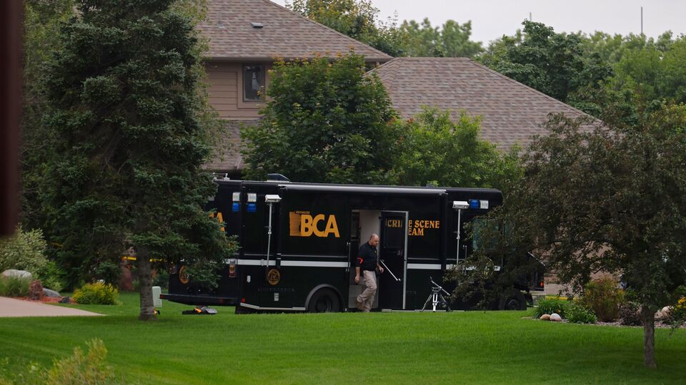 জানা গিয়েছে, এই হামলায় নিহত আইনপ্রণেতার নাম মেলিসা হর্টম্যান। তিনি ডেমোক্র্যাট ছিলেন। তিনি মিনেসোটার প্রাক্তন স্পিকার ছিলেন। বর্তমানে তিনি মিনেসোটার স্টেট রিপ্রেজেন্টেটিভ (ডেমোক্র্যাট - ব্রুকলিন পার্ক) ছিলেন। হামলায় মৃত্যু হয়েছে তাঁর স্বামী মার্ক। জানা গিয়েছে, নিজেদের বাড়িতেই হামলার শিকার হন মেলিসা এবং মার্ক। হামলাকারী পুলিশের পোশাকে এসে এই হামলা চালিয়েছিল বলে তদন্তে উঠে এসেছে। (AP)