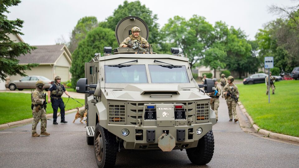 মার্কিন যুক্তরাষ্ট্রের মিনেসোটা প্রদেশে স্থানীয় সময় শনিবার ভোরে বন্দুকধারীর গুলিতে একজন নারী আইনপ্রণেতা ও তাঁর স্বামী নিহত হয়েছেন। একই বন্দুকধারীর হামলায় আরও একজন আইনপ্রণেতা ও তাঁর স্ত্রী গুরুতর ভাবে জখম হয়েছেন বলে জানা গিয়েছে। এই হামলাটিকে 'রাজনৈতিক উদ্দেশ্যপ্রণোদিত' আখ্যা দিয়েছেন মিনেসোটার গভর্নর টিম ওয়ালজ। (AP)