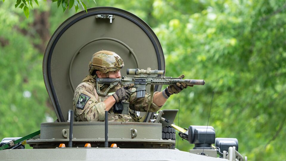 এদিকে দুই হামলার পরে অভিযুক্ত বন্দুকবাজ পালিয়ে যায়। পুলিশ জানায়, সন্দেহভাজন বন্দুককারী প্রথমে হফম্যান দম্পতিকে গুলি করে। সেই ঘটনার প্রায় দেড় ঘণ্টা পরে হর্টম্যান দম্পতির বাড়িতেও একই ঘটনা ঘটানো হয়। অভিযুক্তকে ধরতে বড় অভিযান শুরু করেছে পুলিশ। এই হামলা নিয়ে মার্কিন প্রেসিডেন্ট ডোনাল্ড ট্রাম্প বলেন, 'মিনেসোটার ভয়াবহ গুলির ঘটনা সম্পর্কে আমাকে জানানো হয়েছে। মনে হয়, আইনপ্রণেতাদের উদ্দেশ্যমূলকভাবে নিশানা করা হচ্ছে।' (AP)